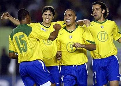 Ronaldo celebra su tercer gol con Baptista y Edmilson.