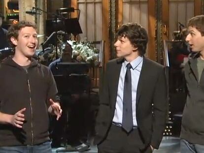Mark Zuckerberg (izquierda), con el actor Jesse Eisenberg y el imitador de<i> SNL.</i>
