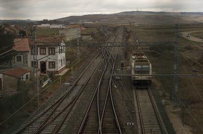 El puerto seco de Burgos enlaza hacia el País Vasco, uno de los grandes nudos industriales españoles. Además, se encuentra junto al aeropuerto y cerca de la autovía A-1, unos factores que los empresarios creen fundamentales para apostar decididamente por ese ferrocarril directo que de momento sigue sin avanzar.