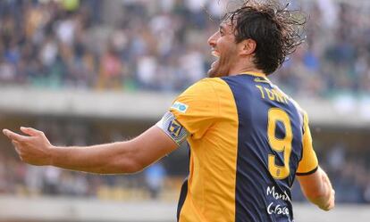 Luca Toni celebra su gol número 22 en la Serie A