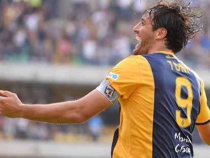 Luca Toni celebra su gol número 22 en la Serie A