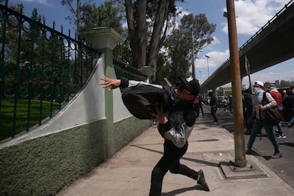 Un joven lanza un objeto hacia las instalaciones del Campo Militar No. 1, este 23 de septiembre.