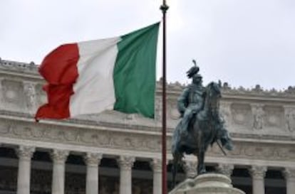 Una bandera frente al monunmento al soldado desconocido en Roma.