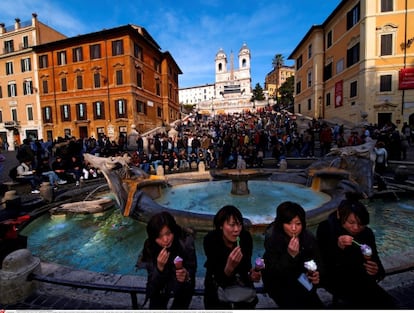 Turistas comen en la plaza de España de Roma.