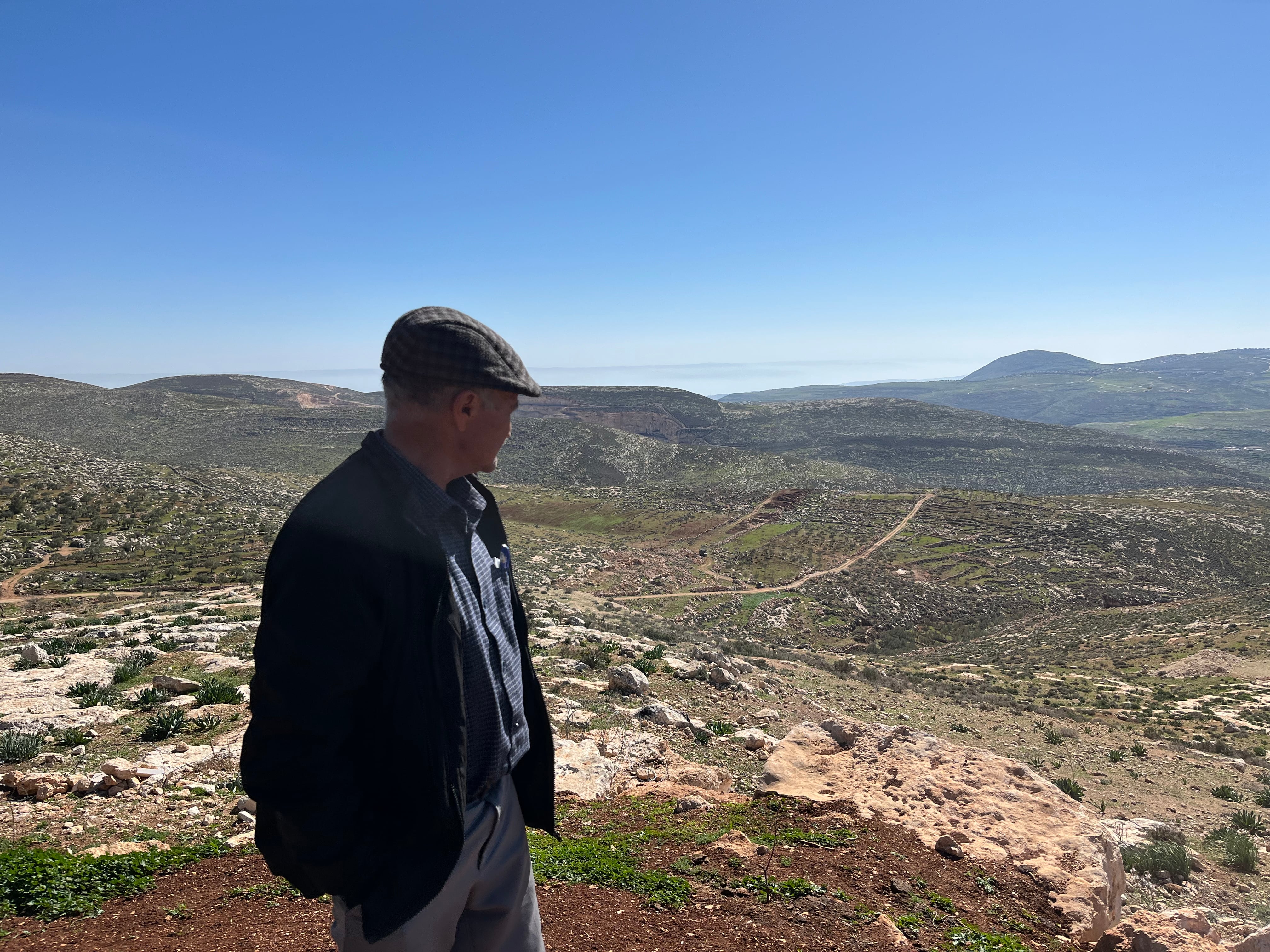 Marzuq Abu Naim mira a las tierras desde un alto en Al Mughayer, en Cisjordania.
