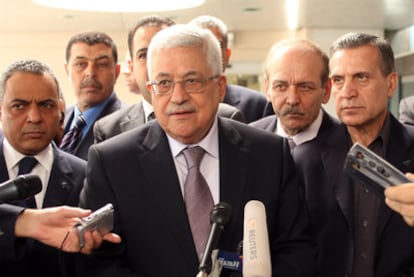 El presidente palestino, Mahmud Abbas, comparece ante la prensa tras entrevistarse este viernes con Hillary Clinton.