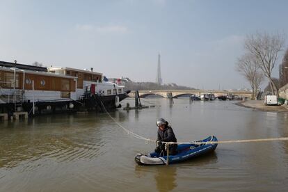 En París, unas 1.500 personas fueron evacuadas por el riesgo de desborde del río Sena, que creció más de 6 metros en algunos puntos. En la imagen, un hombre rema en una canoa hinchable con la Torre Eiffel de fondo, el 21 de febrero de 2018.
