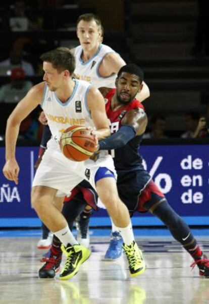 Kyrie Irving roba la pelota en el partido contra Ucrania.