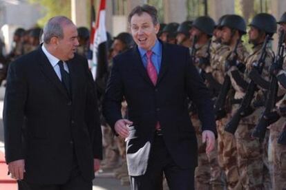 Ayad Alaui (izquierda) y Tony Blair, en el aeropuerto internacional de Bagdad.