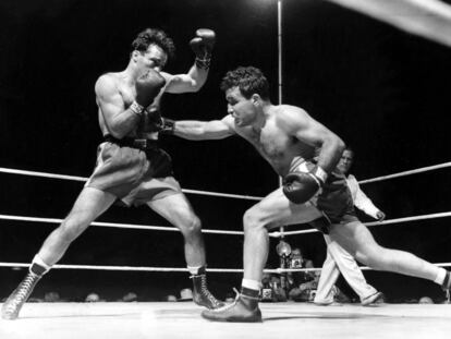 LaMotta (derecha), durante el combate contra Marcel Cerdan en el que ganó el título mundial de pesos medios, el 16 de junio de 1949.