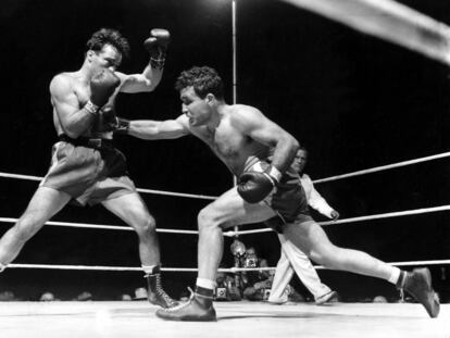 LaMotta (derecha), durante el combate contra Marcel Cerdan en el que ganó el título mundial de pesos medios, el 16 de junio de 1949.