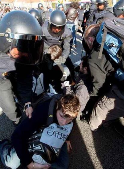 Los Mossos d'Esquadra desalojan a los estudiantes que han cortado la Diagonal de Barcelona, una de las principales arterias de la ciudad