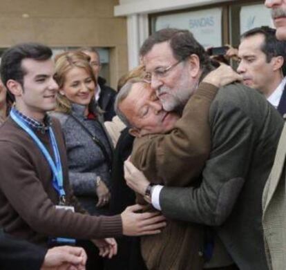 Un hombre abraza a Mariano Rajoy en Murcia en 2013.