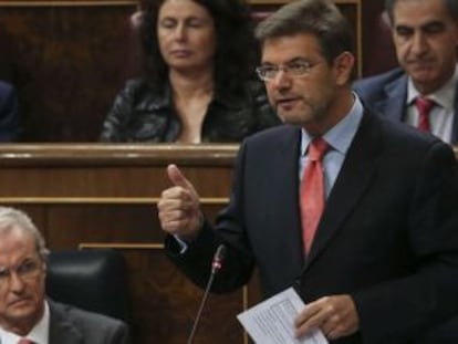 El ministro de Justicia, Rafael Catalá (derecha), este miércoles en el Congreso.