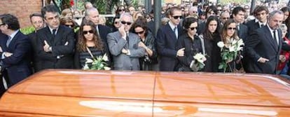 Alfonso López Casas, marido de Isabel Polanco, a la izquierda, e Ignacio Polanco, a la derecha, flanquean a la familia en la despedida en el crematorio de la Almudena.