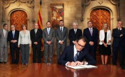 Artur Mas durant la signatura del decret que avalava la consulta del 9-N.