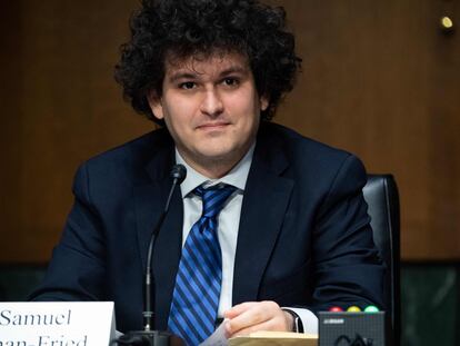 Sam Bankman-Fried, fundador y exCEO de FTX testifica en el Senado durante una sesión sobre criptomonedas, el pasado febrero.