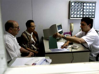 Joan Carles Souto, con unos pacientes que acuden al hospital de Sant Pau para el control de Sintrom.
