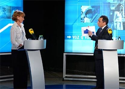 Esperanza Aguirre y Rafael Simancas, durante el debate que mantuvieron en Localia TV durante la campaña electoral.
