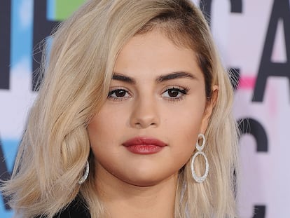 Selena Gomez reaparece rubia en los American Music Awards