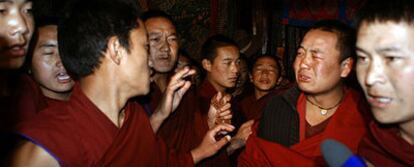 Monjes budistas de El Tíbet lanzan consignas independentistas durante una visita de periodistas extranjeros al templo Jokhang en Lhasa organizada por las autoridades chinas.