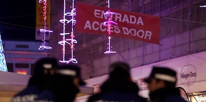 A one-way sign on Calle del Carmen.