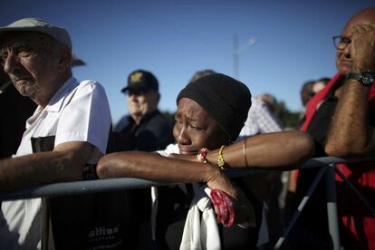 Se espera que por la icónica Plaza de la Revolución, donde se encuentra el memorial, pasen hoy miles de cubanos. La entrada de gente se prolongará hasta las diez de la noche de manera ininterrumpida. En la imagen, una mujer espera con lágrimas en los ojos en la cola para entrar al memorial José Martí.