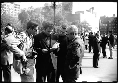 Norman Mailer (con un libro), en Nueva York en 1960. El primero a su izquierda es Harold L. Humes, cofundador de 'The Paris Review'..