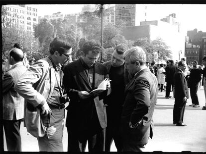 Norman Mailer (con un libro), en Nueva York en 1960. El primero a su izquierda es Harold L. Humes, cofundador de 'The Paris Review'..
