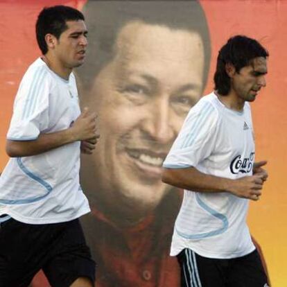 Riquelme y Ayala pasan junto a una imagen de Hugo Chávez.
