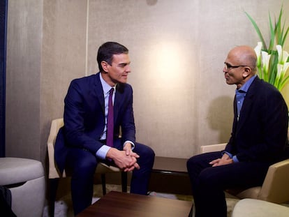 El presidente español, Pedro Sánchez, conversa con el director ejecutivo de Microsoft, Satya Nadella, en Davos, en enero de 2019.