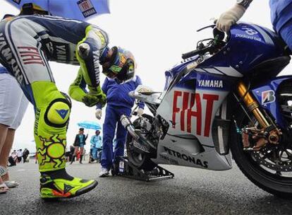 El piloto italiano realiza su ceremonia de concentración antes de subirse a la moto