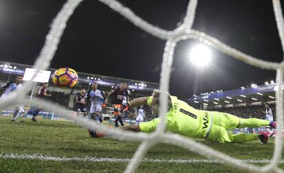 Parada del meta Yoel tras remate de un jugador deportivista.