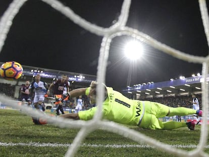 Parada del meta Yoel tras remate de un jugador deportivista.