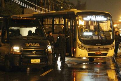 Policiais do BOPE pr&oacute;ximos ao &ocirc;nibus sequestrado.