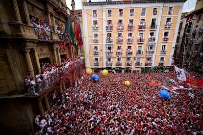 Miles de personas abarrotan la plaza Consistorial de Pamplona.
