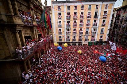 Miles de personas abarrotan la plaza Consistorial de Pamplona.
