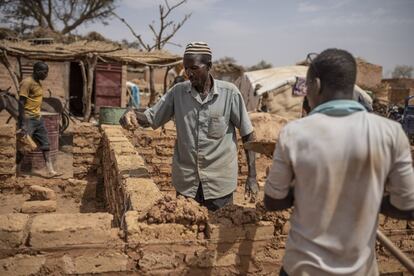 Varias personas desplazadas construyen una casa en el campo de refugiados de Barsalogho en marzo de 2020. Según los administradores locales, la población ha aumentado notablemente debido a la gente que huye de los ataques sufridos en las localidades más pequeñas de la región. Barsalogho se encuentra en el centro norte del país, una de esas zonas que han sufrido ataques repetidos en los últimos años.