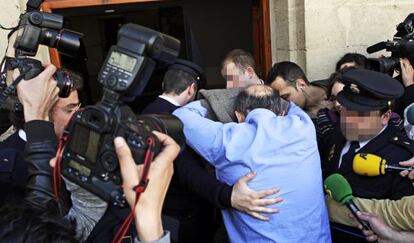 Dami&aacute;n Vidal, esposado, a su llegada a los juzgados de Palma de Mallorca el pasado 27 de marzo.