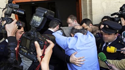 Dami&aacute;n Vidal, esposado, a su llegada a los juzgados de Palma de Mallorca el pasado 27 de marzo.