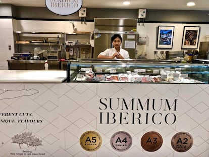 PUESTO EN UN CENTRO COMERCIAL DE TAIPÉI / CAPEL