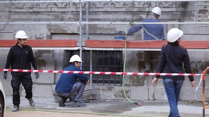 Un grupo de obreros trabajan en una calle de Sevilla.