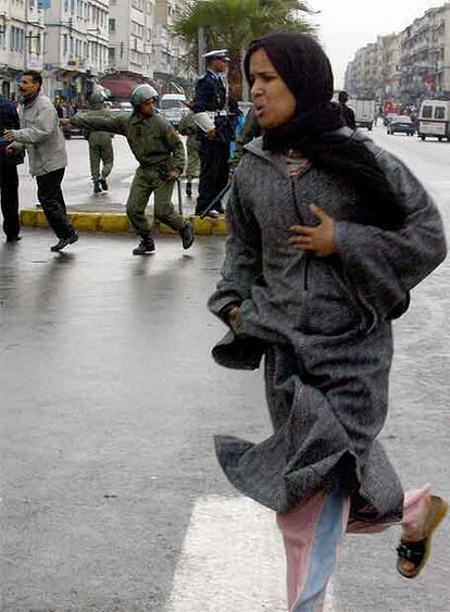 Una mujer corre tras escuchar una voz de alarma ayer en el barrio de Hay el Farah de Casablanca.