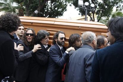 Tomatito, Cañizares, Javier Limón y Pepe de Lucía transportan el féretro de Paco de Lucía esta mañana en Algeciras.