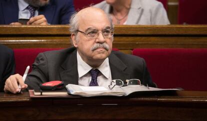 Andreu Mas Colell, al seu escó del Parlament.