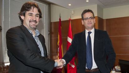 El presidente del PP vasco, Antonio Basagoiti, y Pello Urizar, secretario general de EA, en la sede del PP en Bilbao.