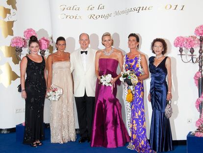 De izquierda a derecha, Melanie-Antoinette de Massy, la princesa Estefanía, Charlene y Alberto de Mónaco, la princesa Carolina y Elizabeth-Ann de Massy, en la 63ª edición de la gala de la Cruz Roja, en agosto de 2011. 