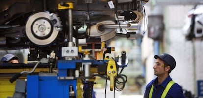 Un trabajador en la cadena de montaje de la factor&iacute;a de Ford en Almussafes (Valencia). EFE/Archivo