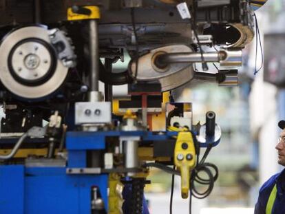 Un trabajador en la cadena de montaje de la factor&iacute;a de Ford en Almussafes (Valencia). EFE/Archivo