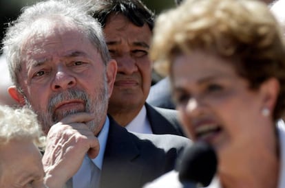 Lula escucha a su protegida, Dilma Rousseff, en mayo de 2016.